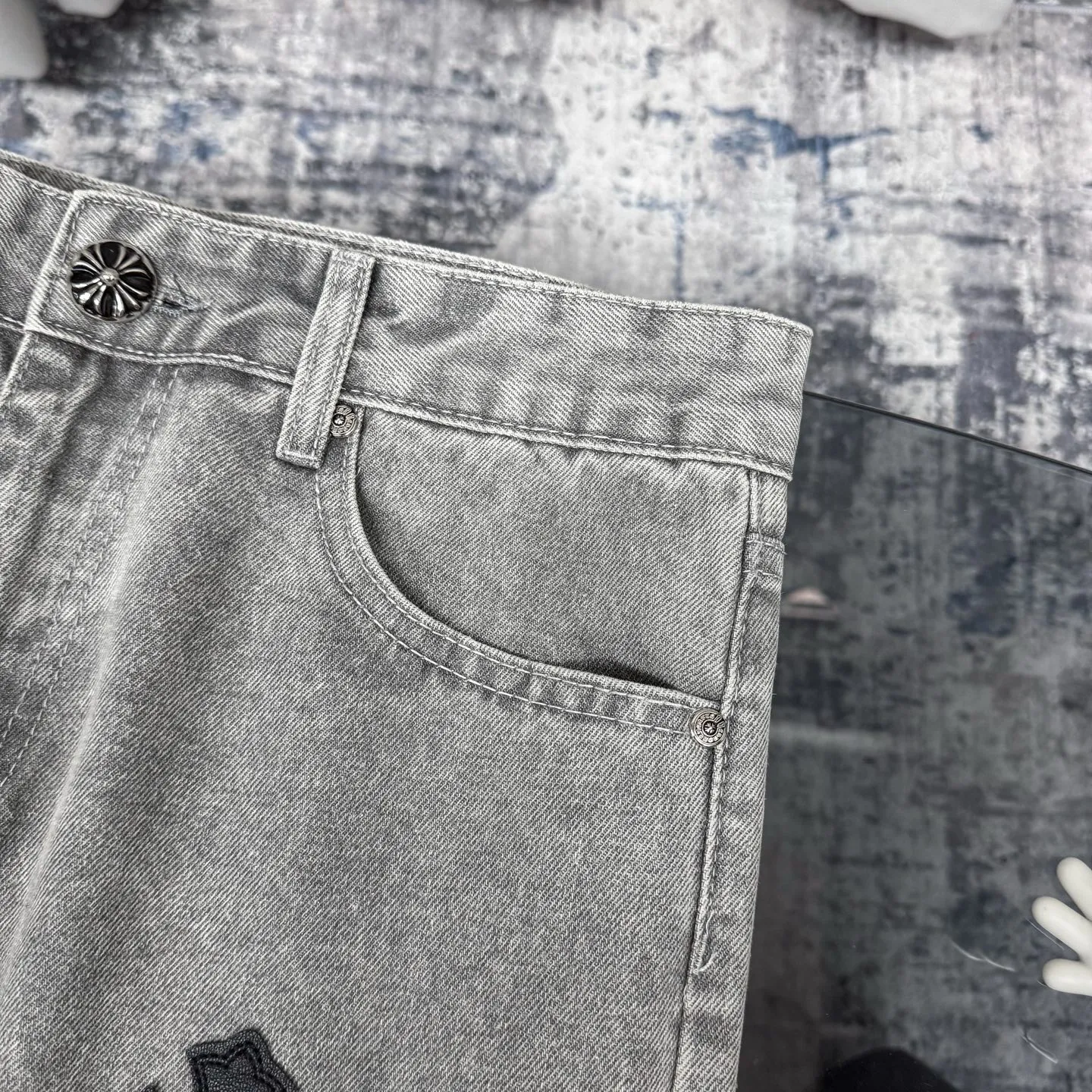 P230 Chrome Hearts CH Chrome Hearts Heavy Industry Damaged High Street Jeans exude unruly personality and unique charm. Every wear and tear is carefully designed to present a unique artistic feel. Made of imported denim fabric, which has undergone heavy industrial washing and destruction treatment, the trousers show a super cool effect on the upper body, allowing you to dominate the fashion stage.  This is more than just a pair of jeans, it is an expression of attitude. With its unique design concept and ultimate pursuit of details, Croxin breaks traditional boundaries and defines the jeans trend in the new era. The trousers are made of double-layer woven fabric and matched with customized hardware, showing an incomparably beautiful and unique style, making every wearer the focus of fashion. Imported denim fabric, super heavy-duty washed and damaged, the upper body is super cool! Customized hardware. Unbeatable and beautiful style. The production process is difficult. Full of high street feel. Color: Gray Size: S M L XL XXL